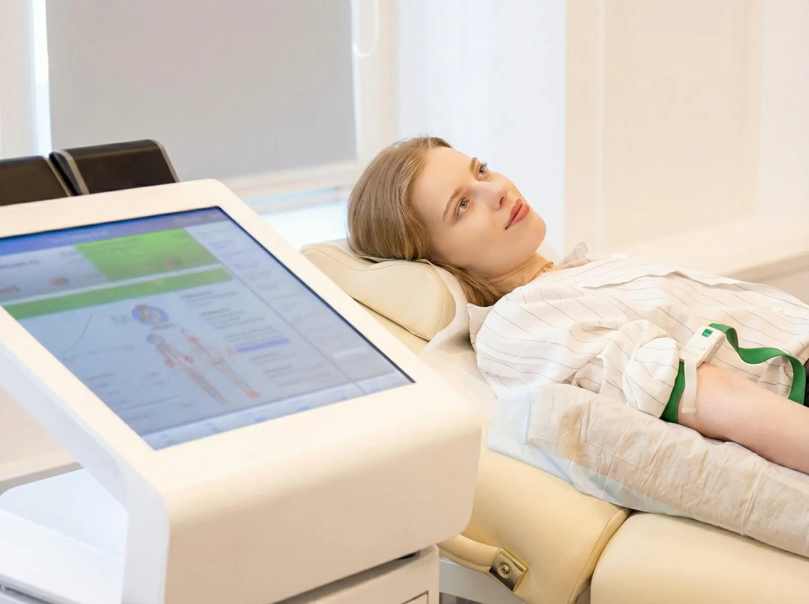 Lächelnde Patientin auf einer Behandlungsliege während einer me2.vie® Systemtherapie bei LITARA Healing